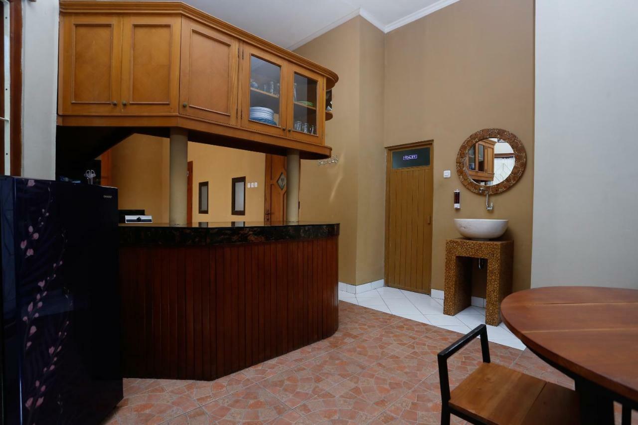 Oyo 1072 Kampung Condro Wulan Guesthouse Maguwo Bagian luar foto