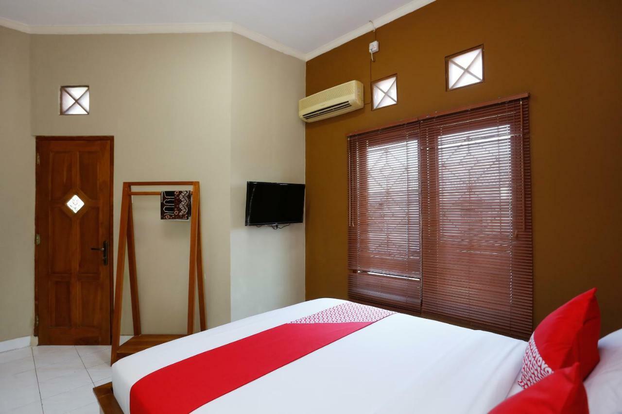 Oyo 1072 Kampung Condro Wulan Guesthouse Maguwo Bagian luar foto
