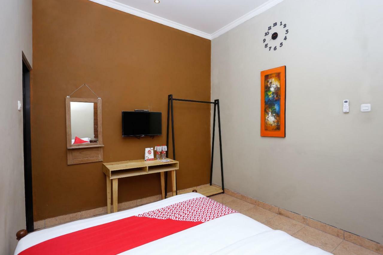 Oyo 1072 Kampung Condro Wulan Guesthouse Maguwo Bagian luar foto