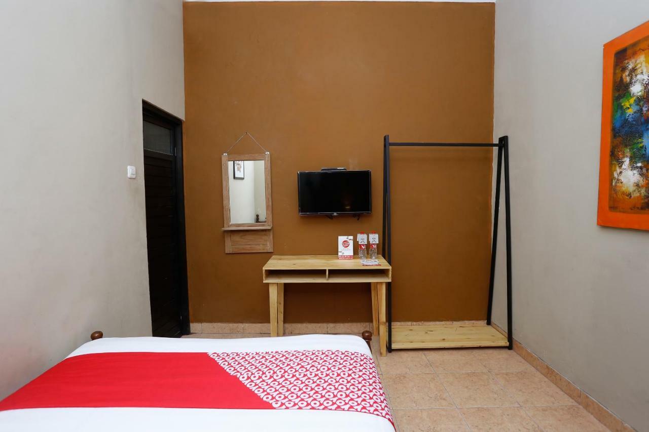 Oyo 1072 Kampung Condro Wulan Guesthouse Maguwo Bagian luar foto